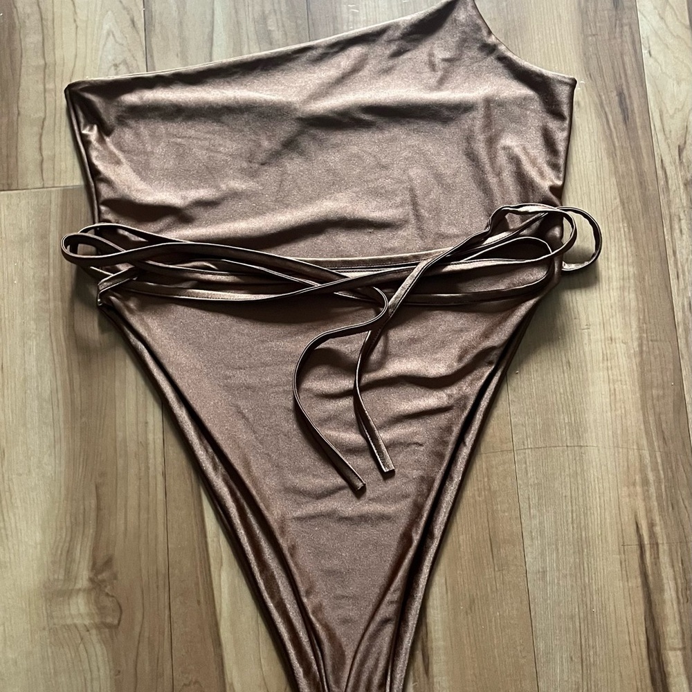 Boohoo Bronze One Shoulder Tie Waist Bodysuit | Satin Look | Size 8 - Picture 8 of 9